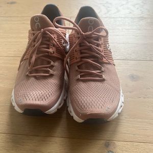 Womens 7.5 On Running shoes